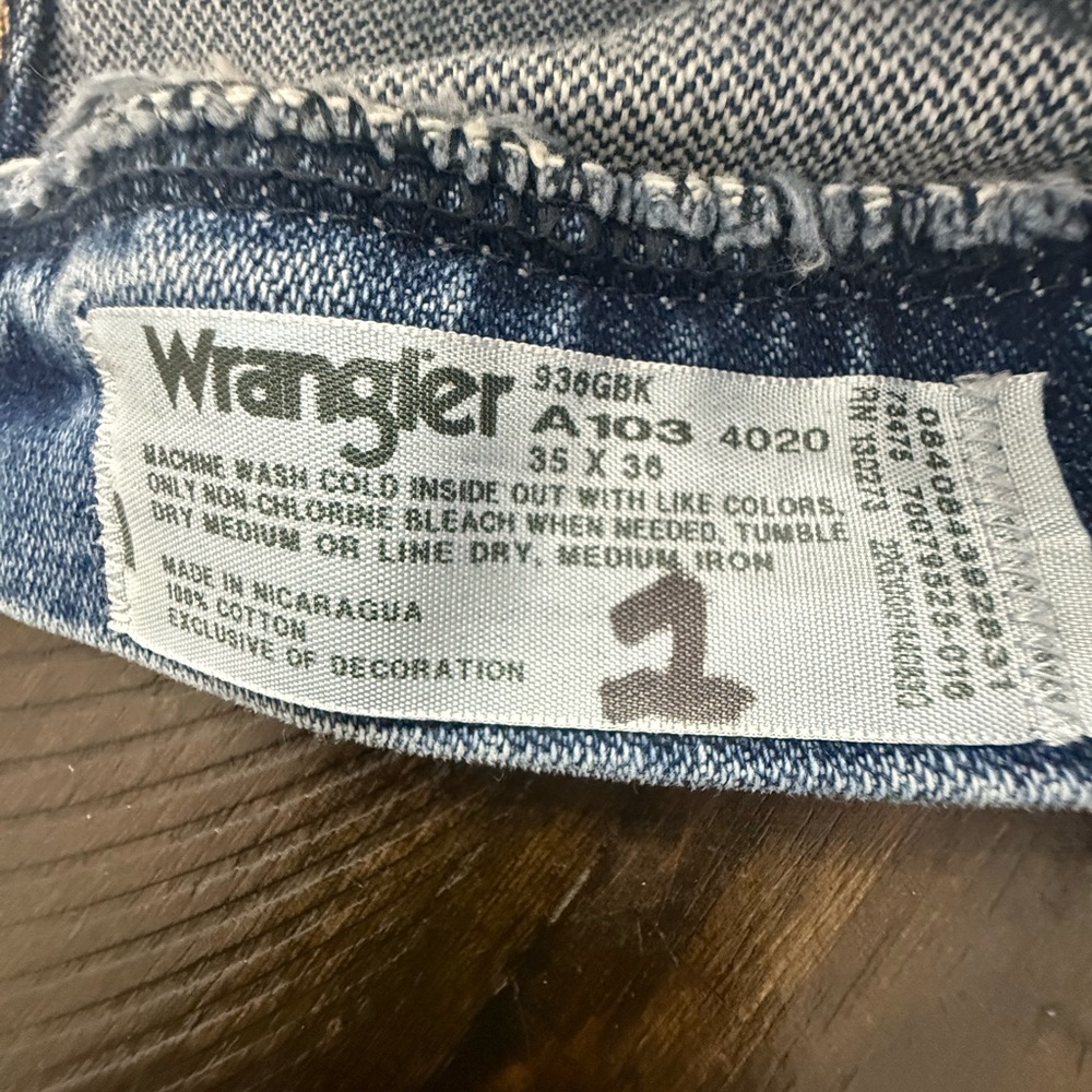 Wrangler Relaxed Fit Light Wash Blue Jeans - Picture 4 of 5